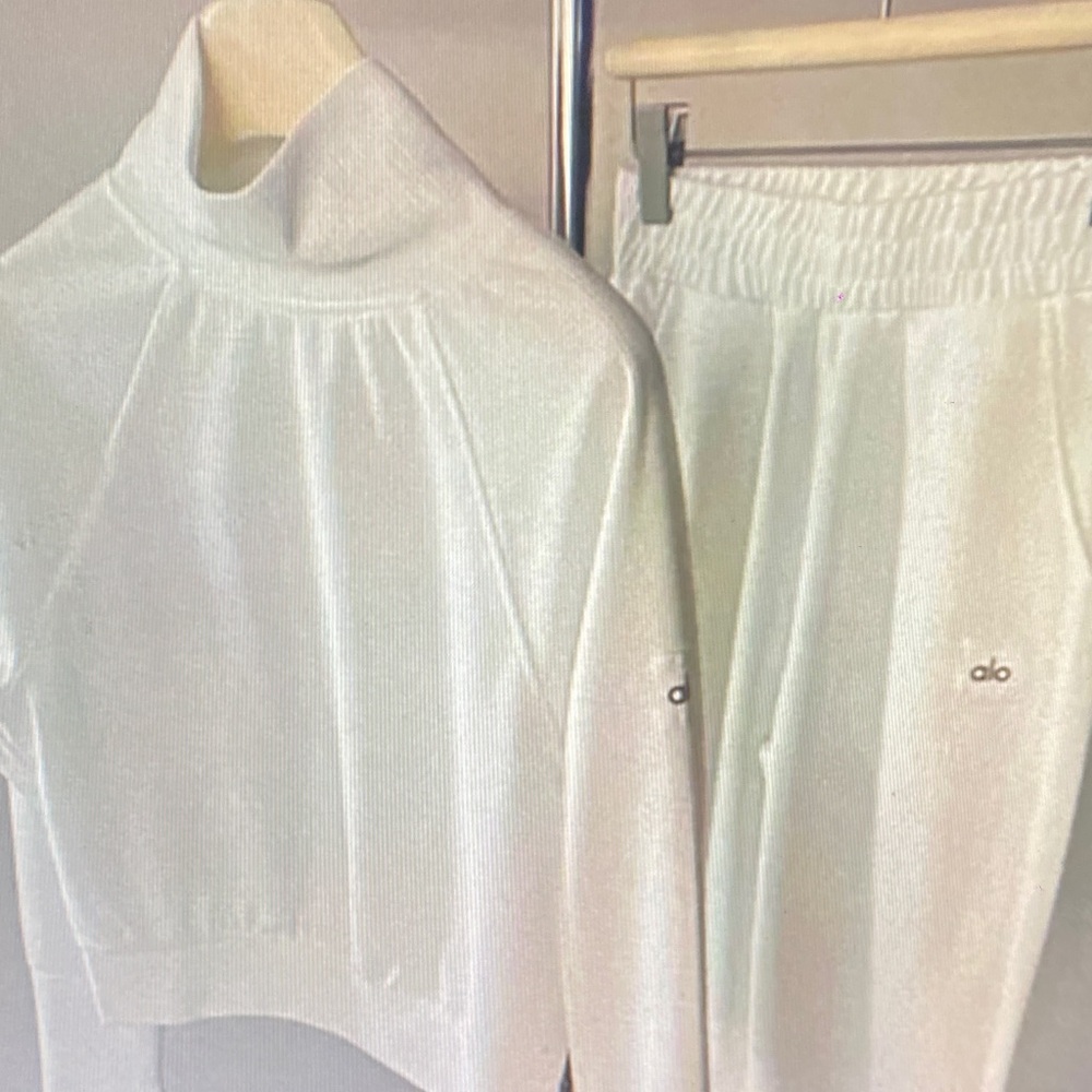 ALO Yoga Women's White High Neck Sweater Size S